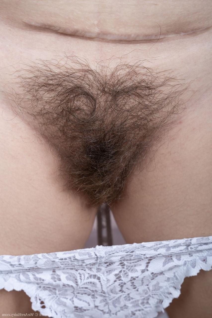 20P Die sexy Brünette Tanita zieht sich nackt aus und fickt ihre superhaarige Muschi mit einem Dildo