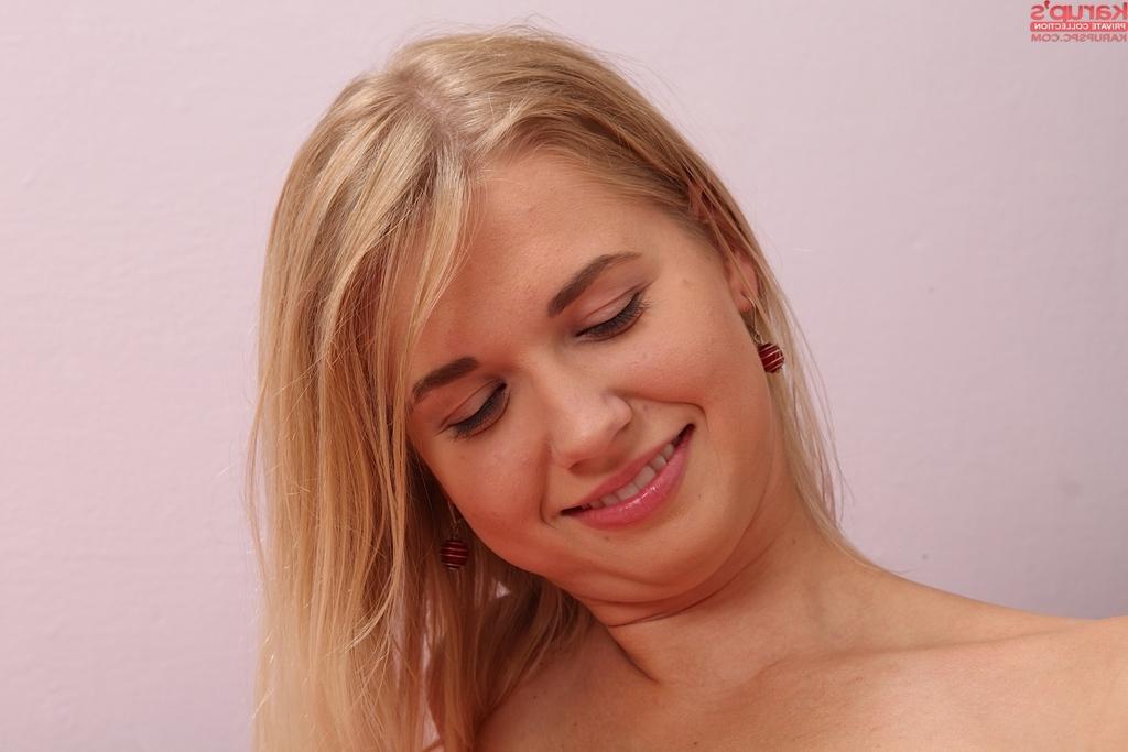 16P Jeune fille blonde fait plaisir à sa chatte serrée avec son jouet sexuel préféré