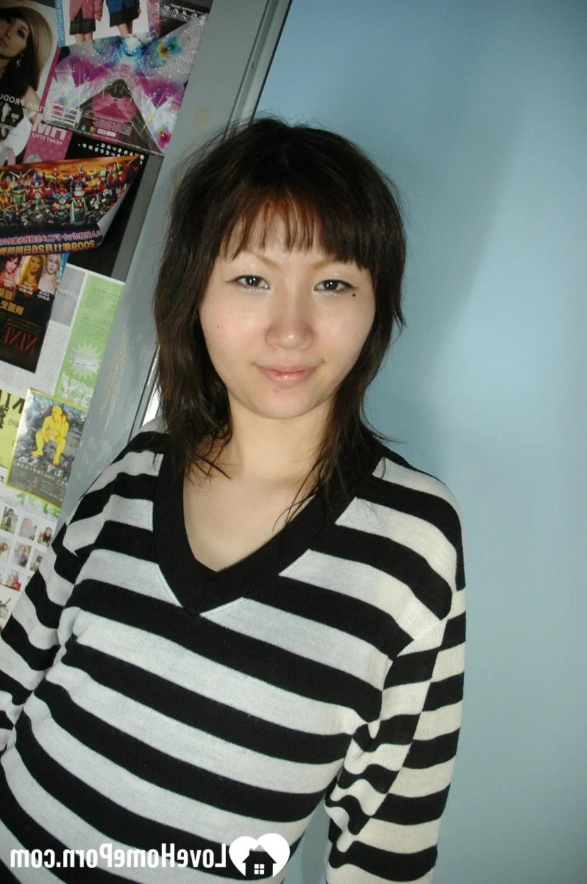 20P Zierliche asiatische Puppe zeigt ihren runden Arsch und spreizt ihre gestutzte Muschi