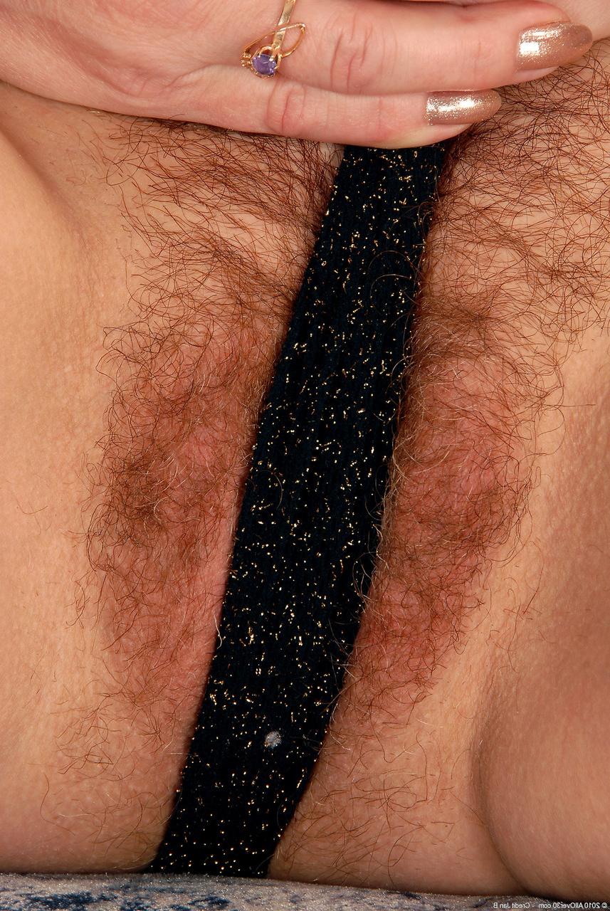 20P Senhora madura Eva D espalha sua buceta peluda durante um strip-tease sexy