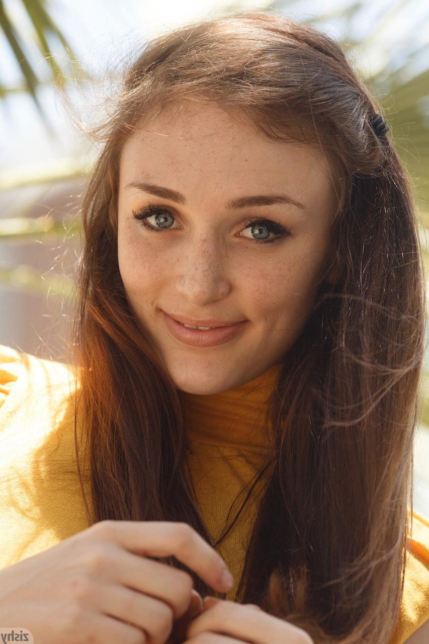 12P A linda adolescente americana Diana Mackie levanta a saia em público