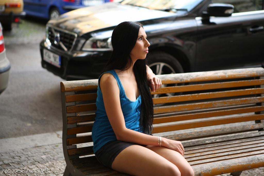 16P Die dunkelhaarige Teenagerin Ami hat Bareback-Sex mit einem Jungen, den sie gerade auf einer Stadtbank kennengelernt hat