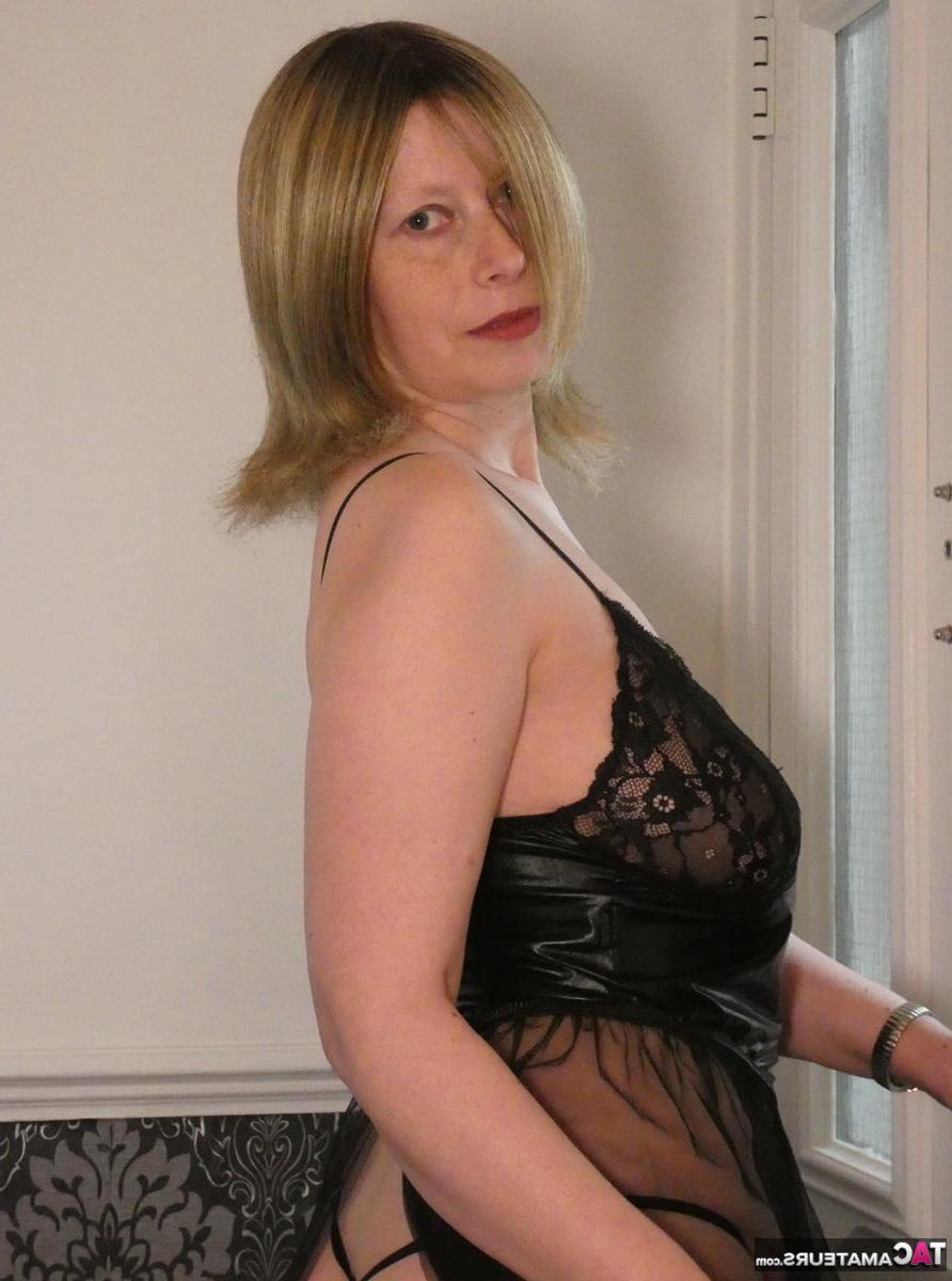 20P Posh Sophia frees her big tits from lingerie before showcasing her pussy