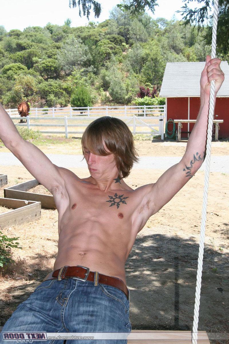 20P Gay amateur avec des abdominaux incroyables, Skyler exhibe sa grosse bite en plein air