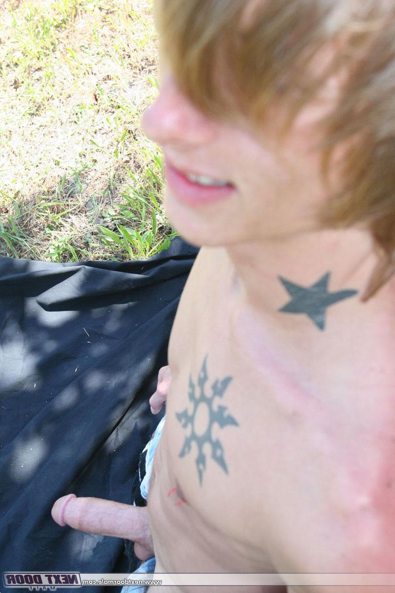 20P Gay amateur avec des abdominaux incroyables, Skyler exhibe sa grosse bite en plein air