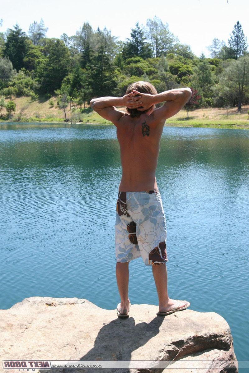 20P Gay amateur avec des abdominaux incroyables, Skyler exhibe sa grosse bite en plein air