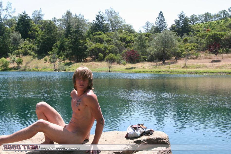 20P Gay amateur avec des abdominaux incroyables, Skyler exhibe sa grosse bite en plein air