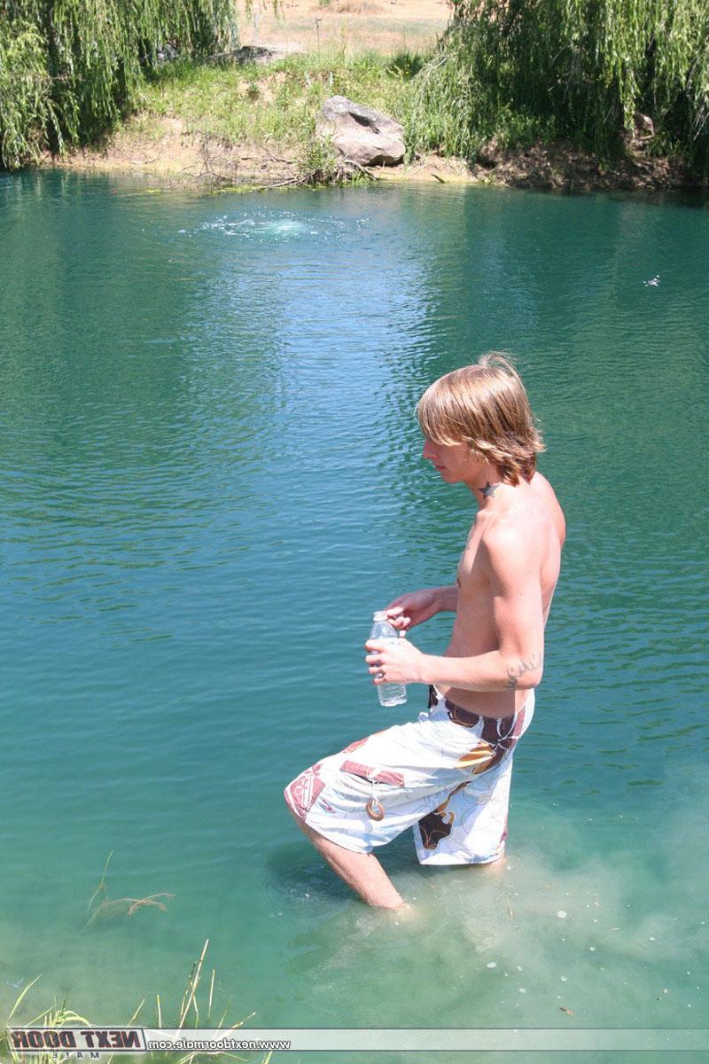 20P Gay amateur avec des abdominaux incroyables, Skyler exhibe sa grosse bite en plein air