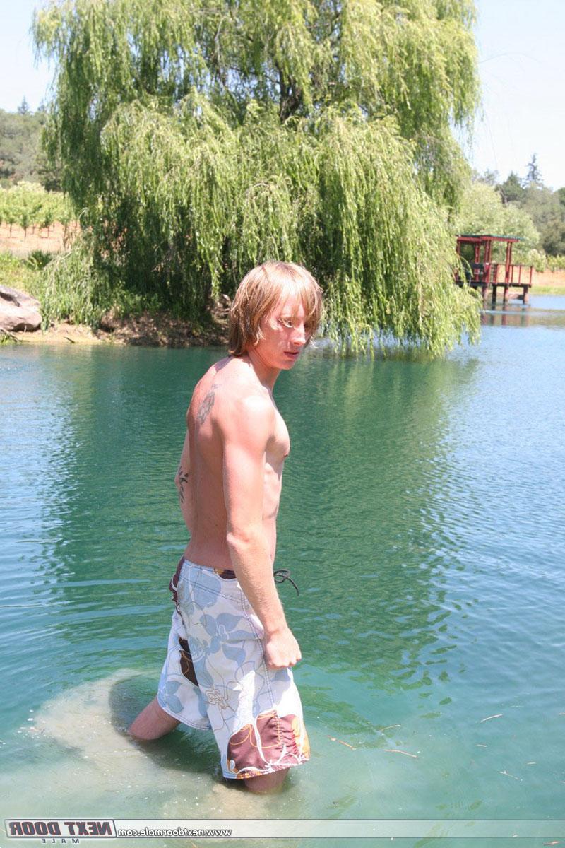 20P Gay amateur avec des abdominaux incroyables, Skyler exhibe sa grosse bite en plein air