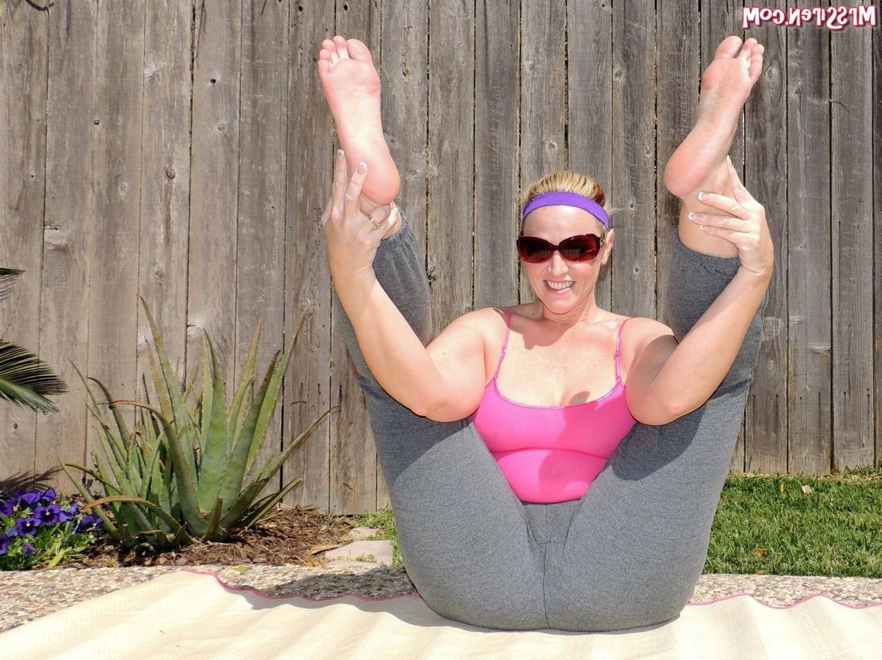 17P La chica blanca Dee Siren muestra su gran culo mientras hace yoga cerca de una piscina