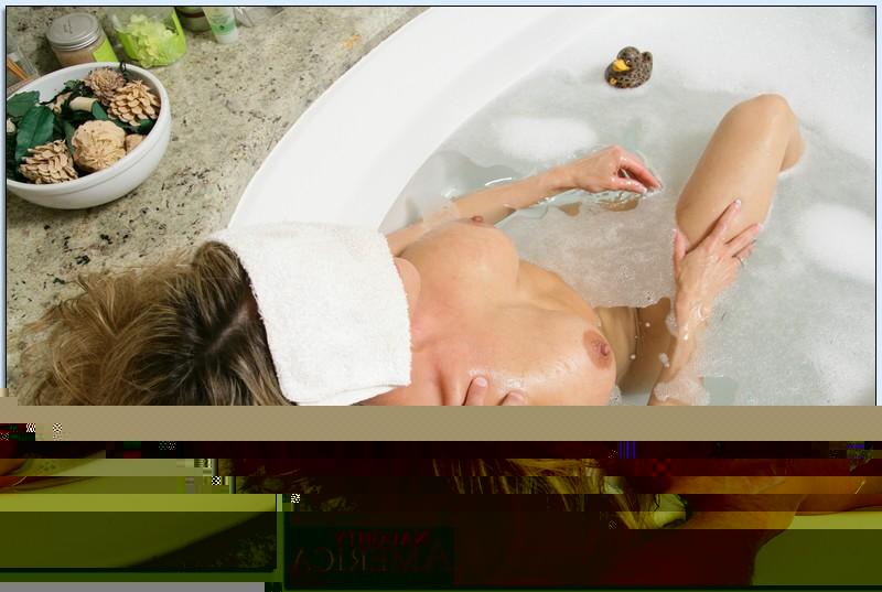 20P La MILF Brandi Love hace una mamada en la bañera y se la follan en una escena POV