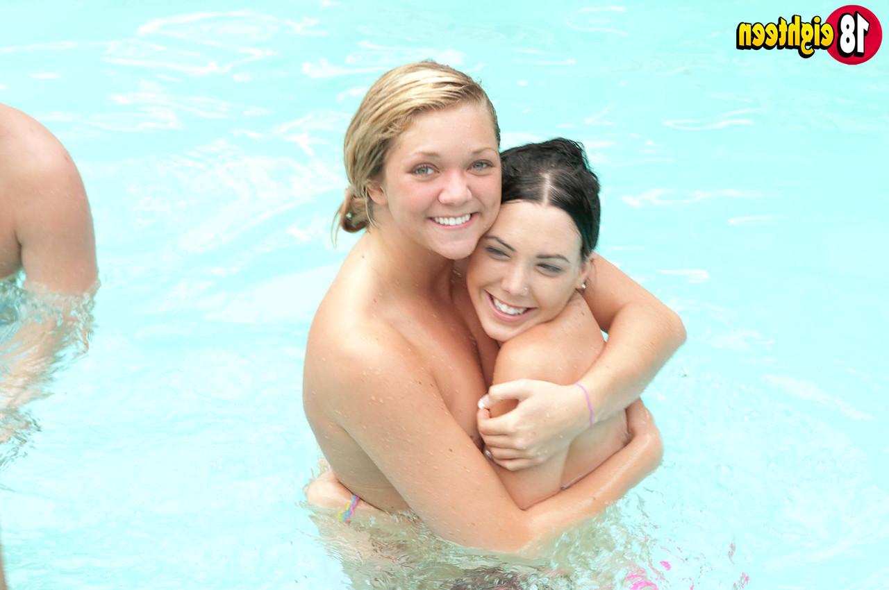 16P As garotas de 18 anos Jessie Andrews e Megan fazem um quarteto enquanto estão na piscina