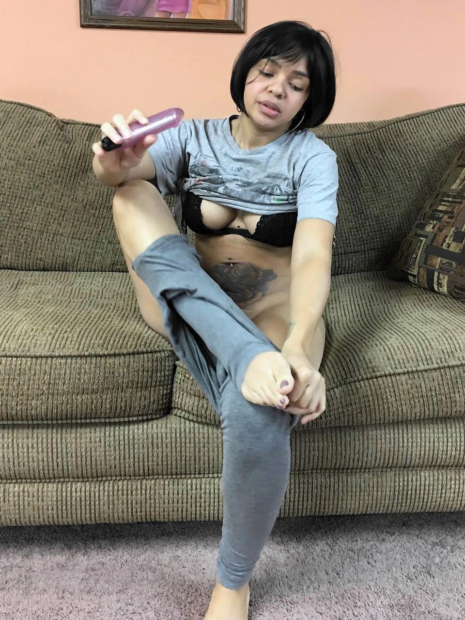 20P La pequeña Charli Chávez hace alarde de su gran culo mientras se masturba con un consolador