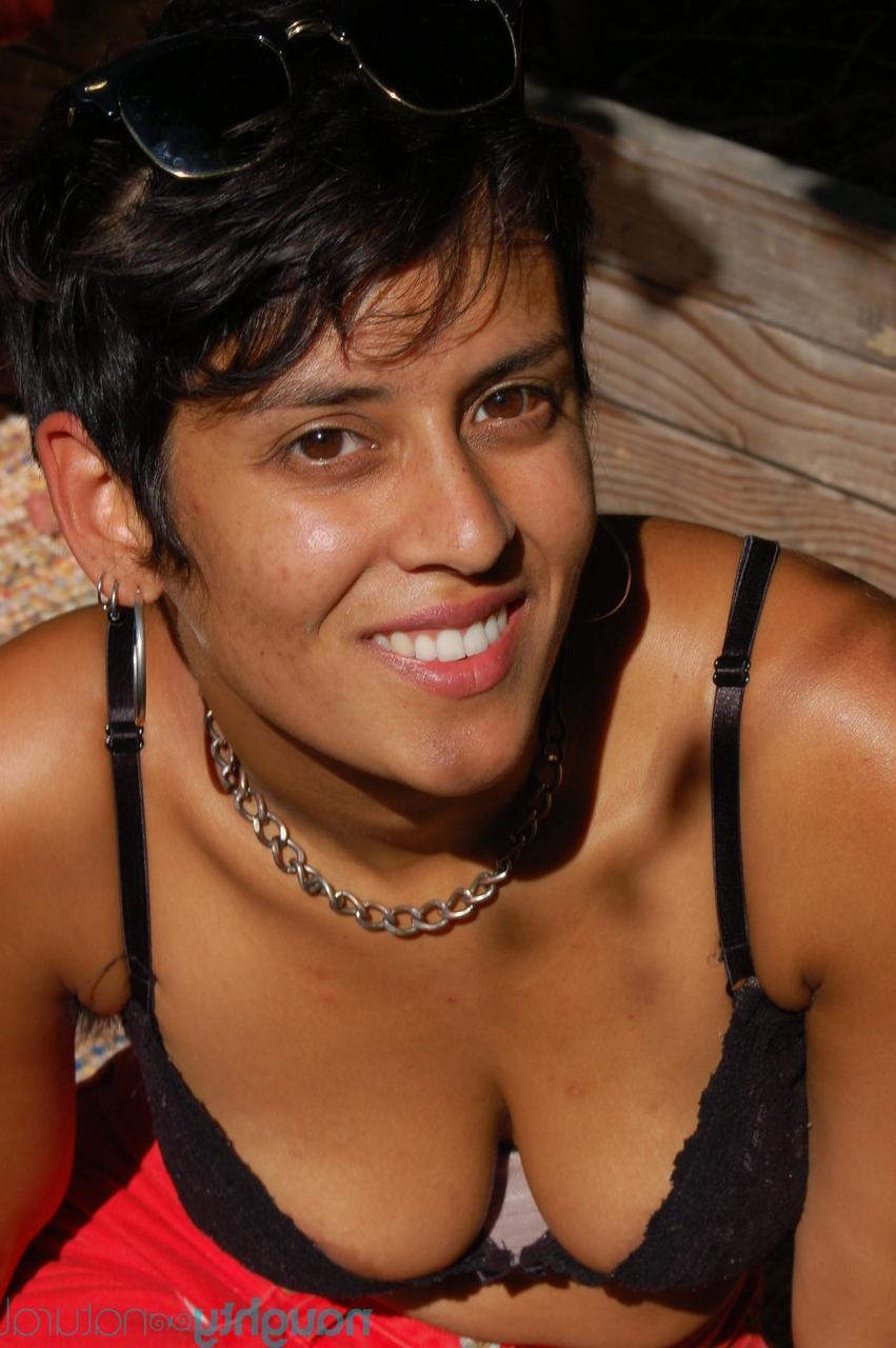 20P L'Américaine Sonya se déshabille dans le jardin et exhibe ses gros seins et sa chatte poilue.