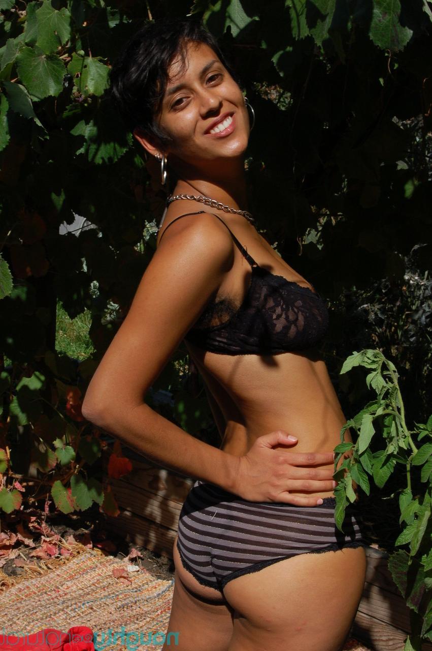 20P L'Américaine Sonya se déshabille dans le jardin et exhibe ses gros seins et sa chatte poilue.