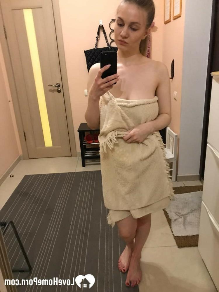 20P Gorgeous amateur takes selfies in the mirror showing her juicy natural tits
