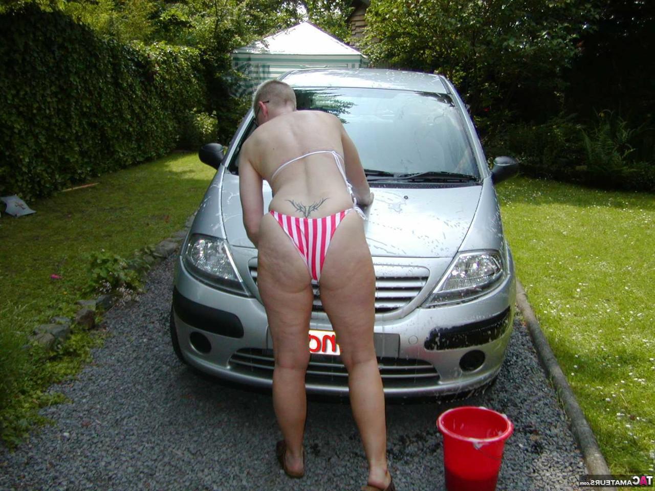 14P A loira mais velha Tiffany Pearl lava o carro enquanto usa biquíni