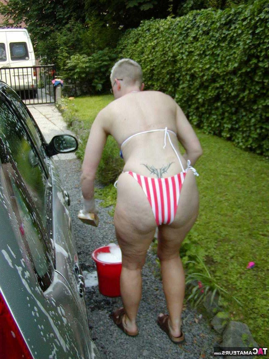 14P A loira mais velha Tiffany Pearl lava o carro enquanto usa biquíni