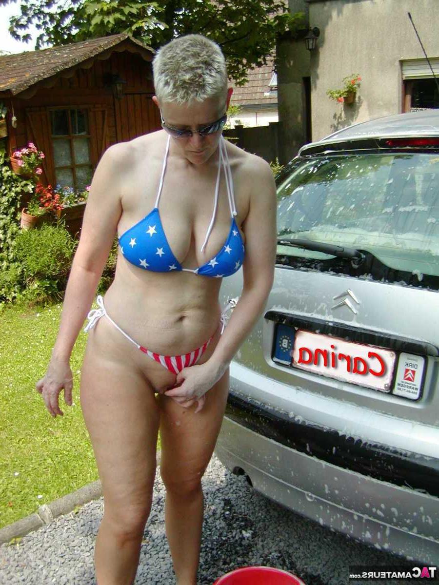 14P A loira mais velha Tiffany Pearl lava o carro enquanto usa biquíni