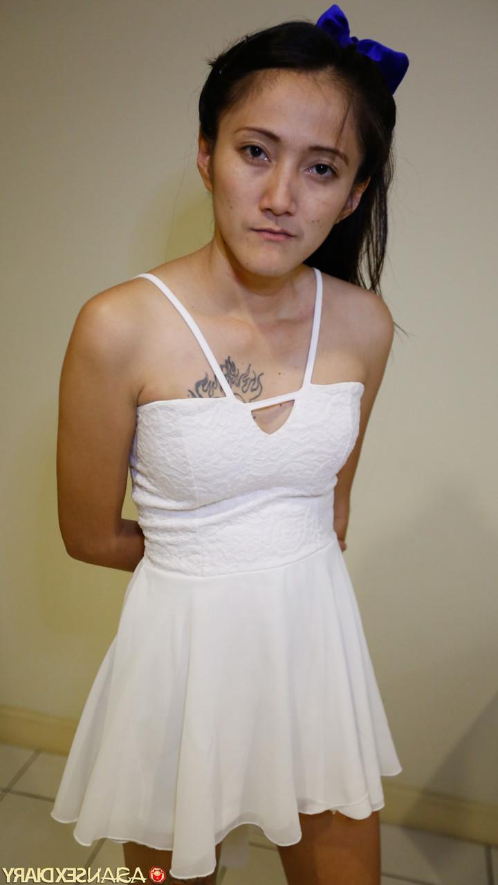 20P La asiática amateur Snook se quita el vestido blanco y recibe una polla por detrás