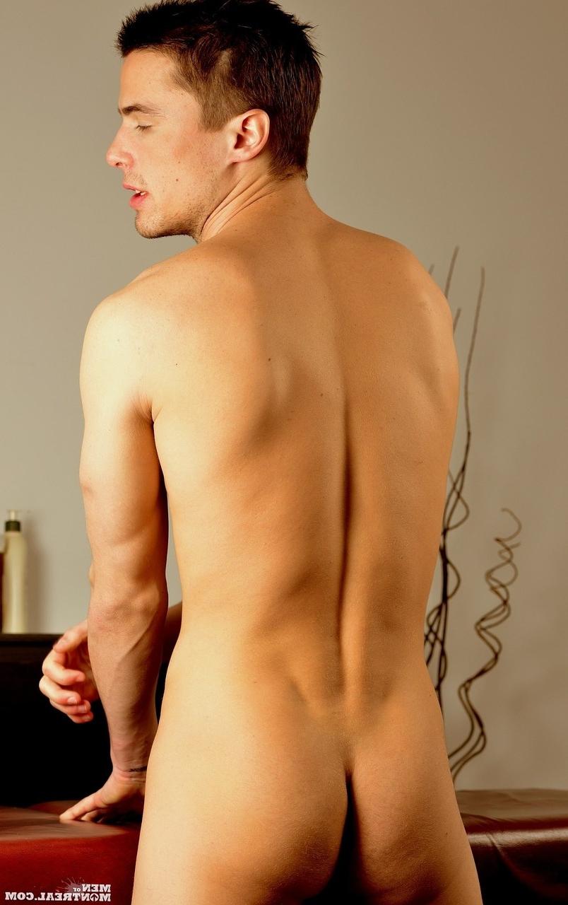 20P Sexy canadense gay Olivier De Long recebe uma massagem antes de masturbar seu pau gordo