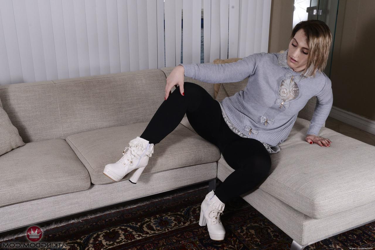 20P Die brünette Amateurin Lauren Laurent spreizt ihren großen Arsch und zeigt ihre haarige Möse