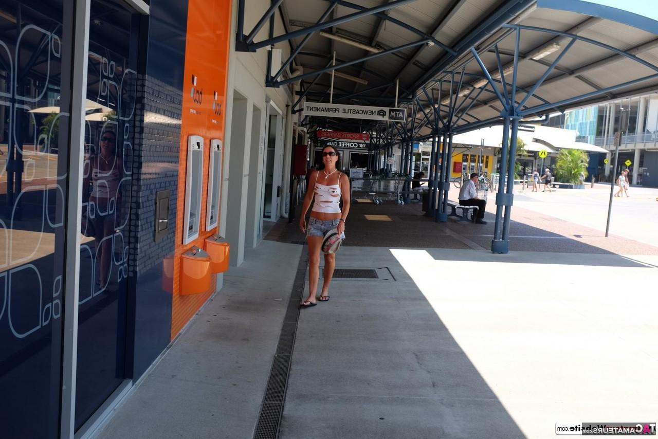 16P Die brünette Amateurin Roxeanne zieht sich am Strand komplett aus