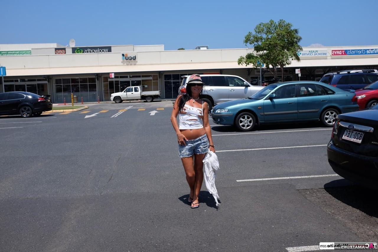 16P Die brünette Amateurin Roxeanne zieht sich am Strand komplett aus