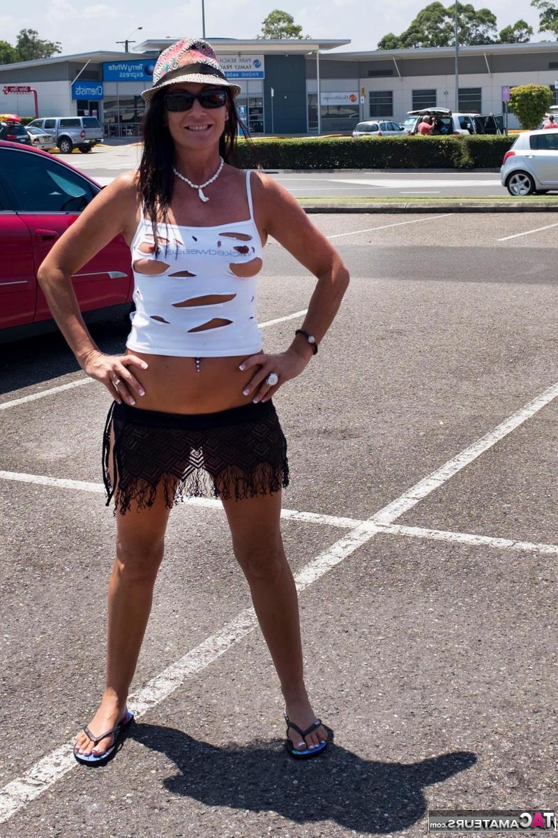 16P Die brünette Amateurin Roxeanne zieht sich am Strand komplett aus