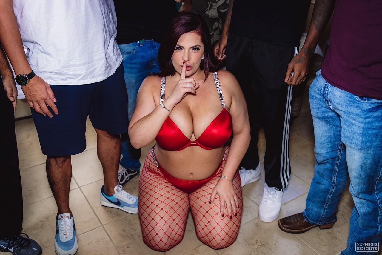 20P Esposa gordinha em lingerie vermelha Jessica Jax posa com porra no rosto