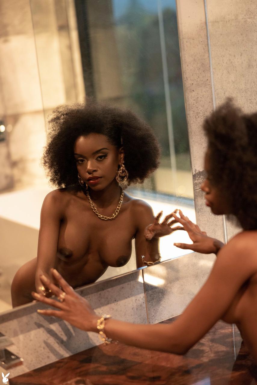 20P Das glamouröse schwarze Babe Muse Naadia zeigt ihren makellosen, zierlichen Körper