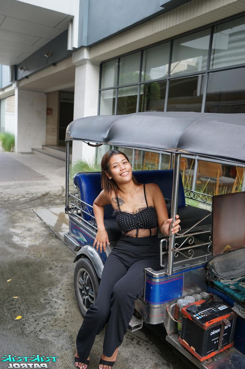 20P A gata tailandesa Mokka recebendo seu dedo de buceta fodido e fodido por um turista