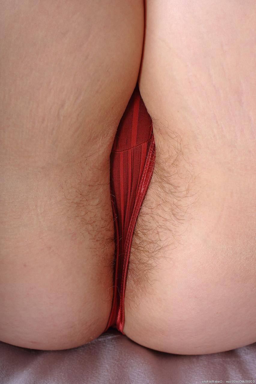 20P Atrevida amadora MILF Nicole M espalha sua buceta peluda e mostra sua bunda grande e redonda