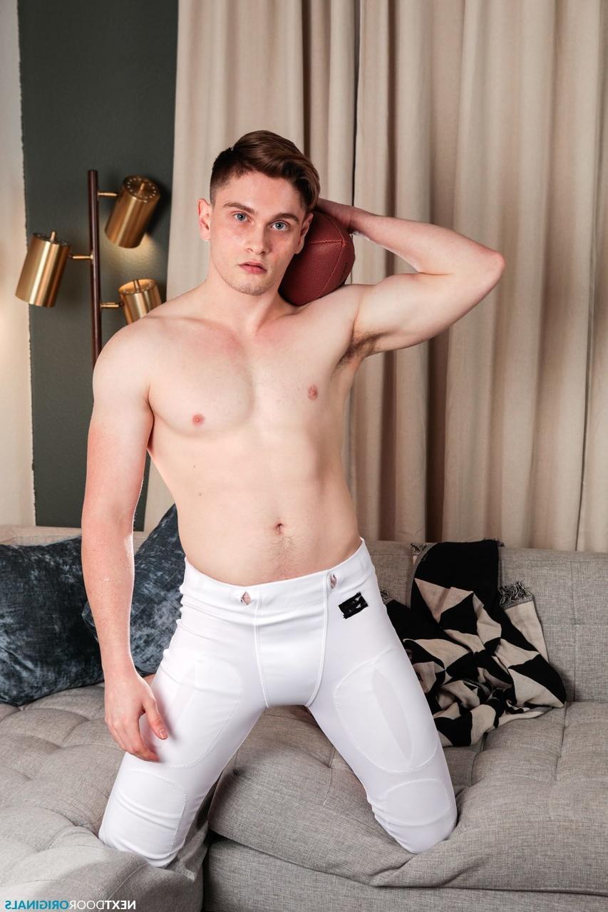 20P Gay hunk Elliot Finn gets analized in doggystyle & missionary sex positions