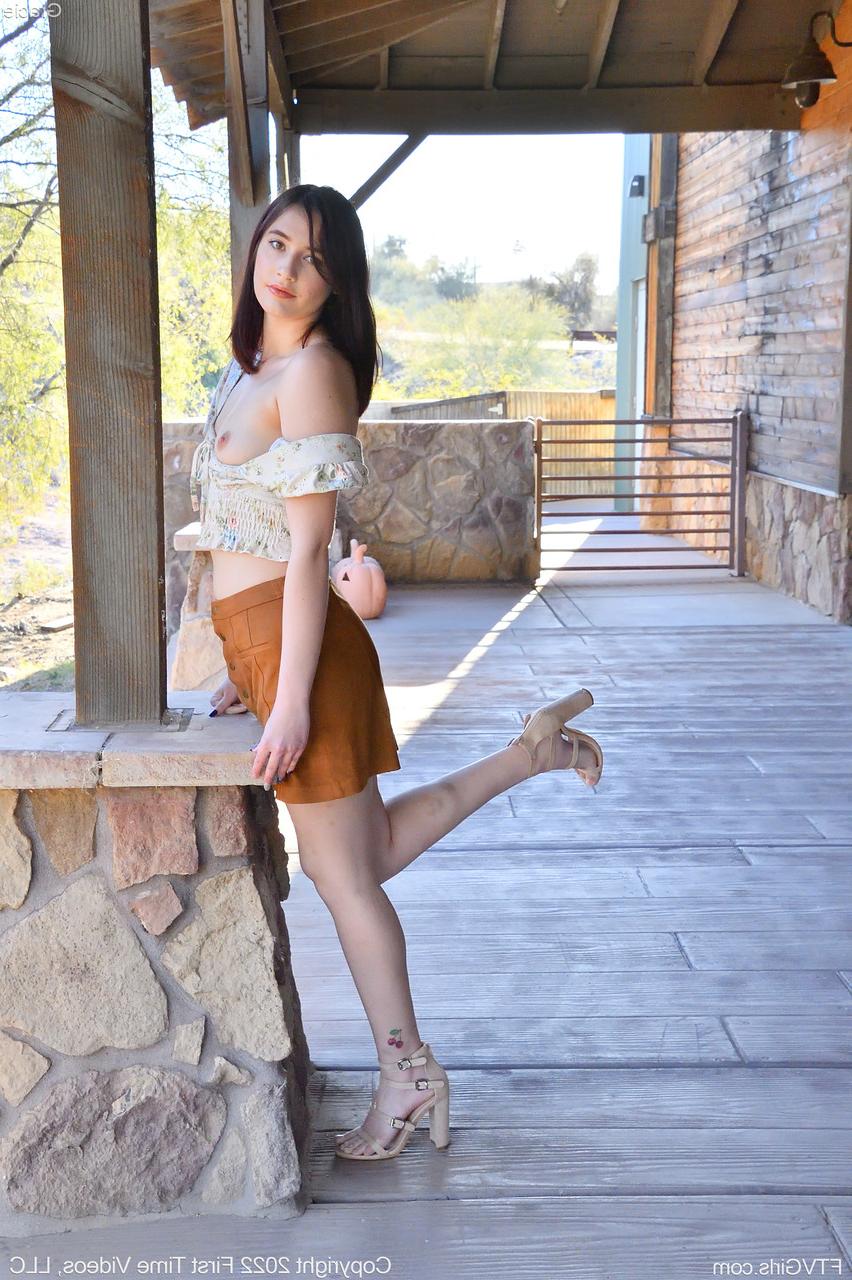 20P La flaca joven amateur gracie juega con los labios de su chocho antes de jugar ella misma