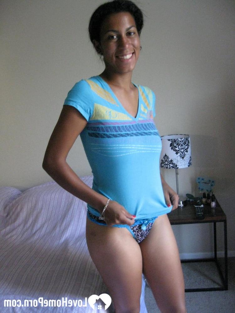 20P Nena amateur muestra sus grandes tetas naturales y juega con su coño