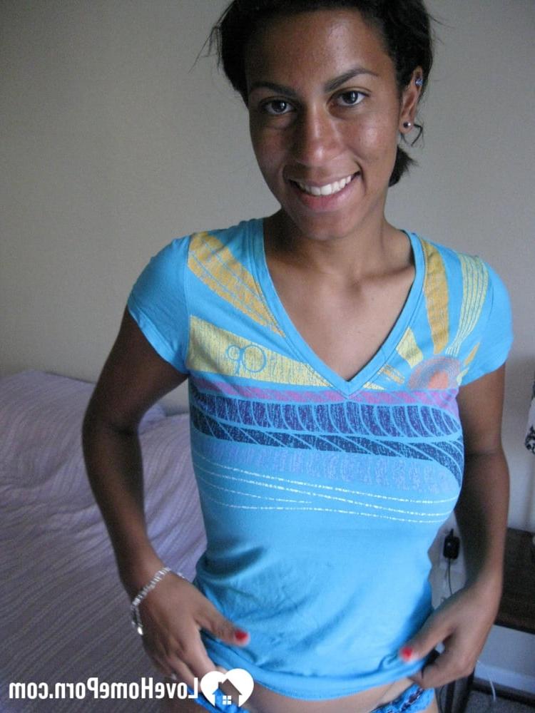 20P Nena amateur muestra sus grandes tetas naturales y juega con su coño