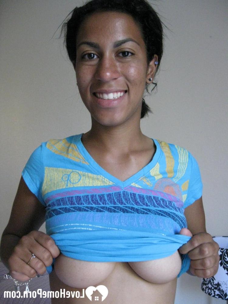 20P Nena amateur muestra sus grandes tetas naturales y juega con su coño