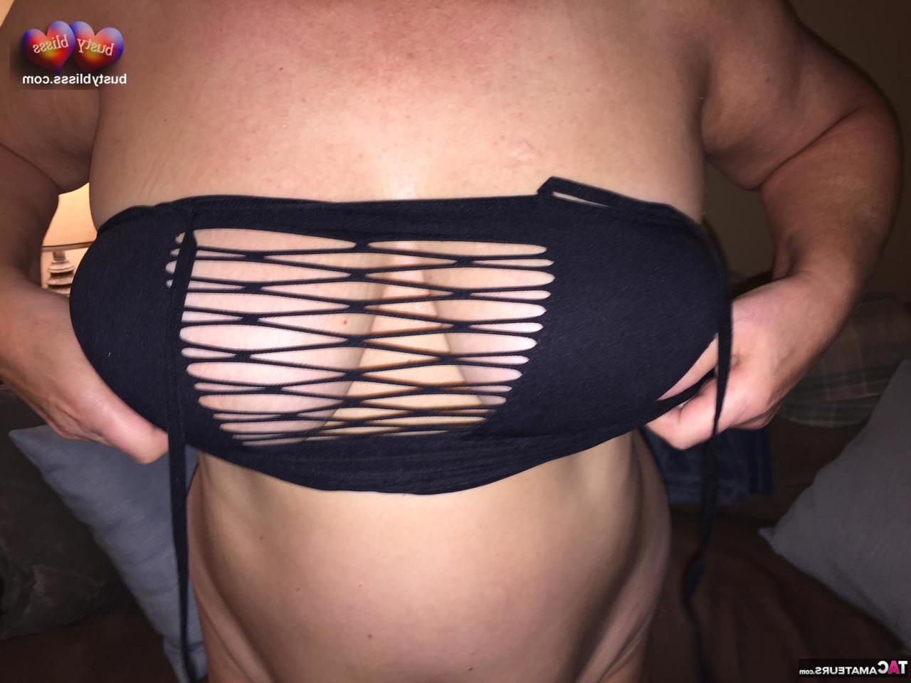 16P Busty Bliss, une femme mûre, lèche un pénis avant de montrer ses gros seins.