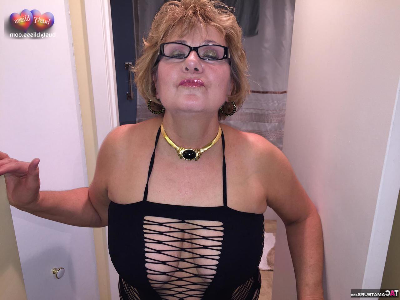 16P Busty Bliss, une femme mûre, lèche un pénis avant de montrer ses gros seins.