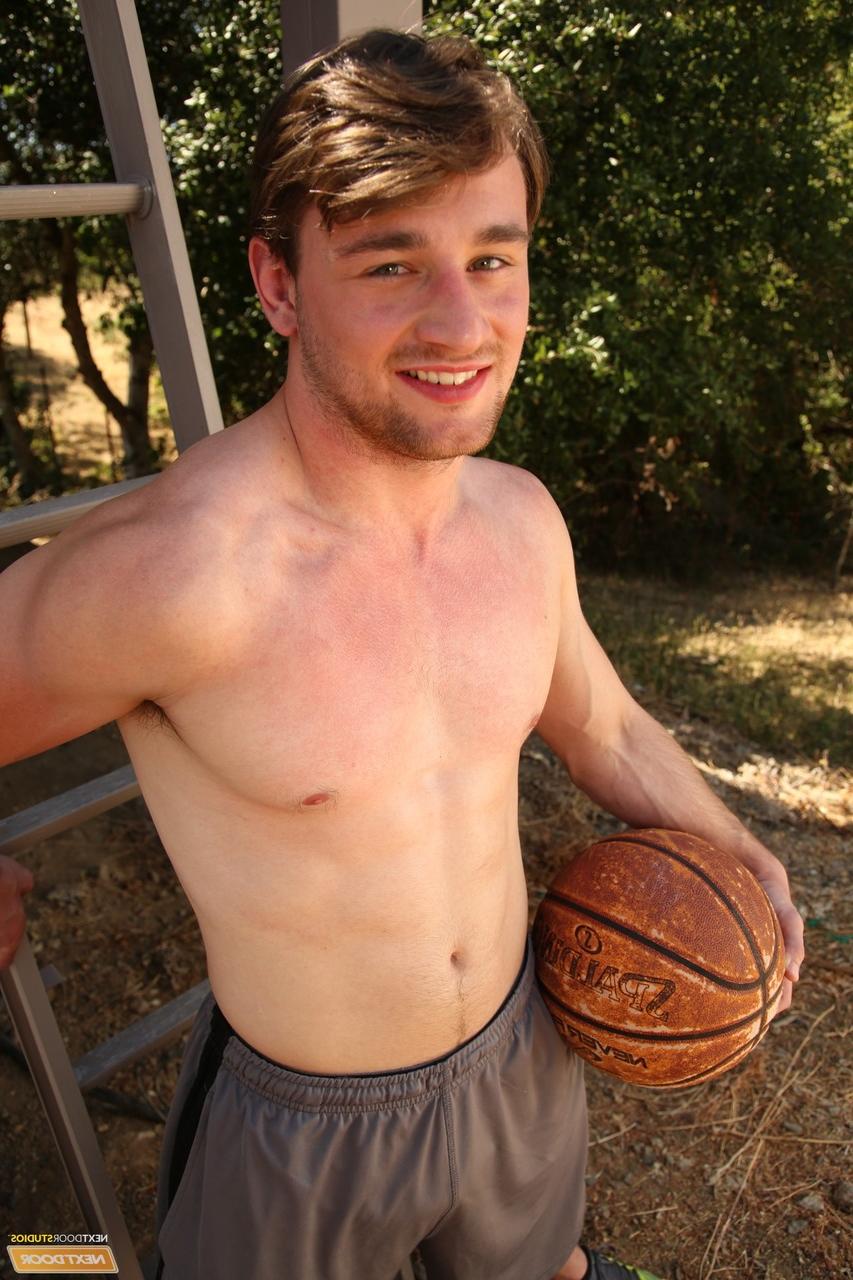 20P Les gays pervers Scott Harbour et Kyle Evans se baisent après un match de basket