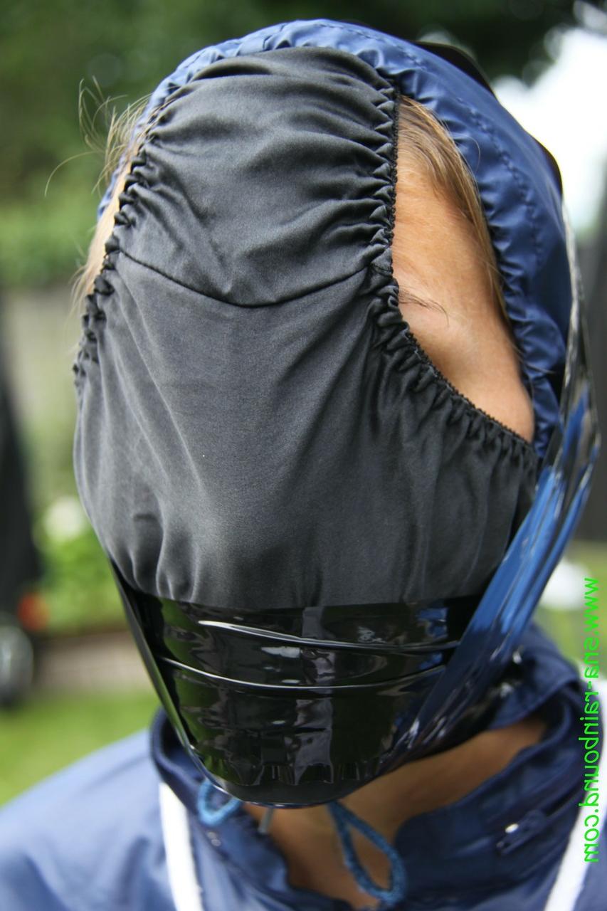 16P Chica blanca queda atada en ropa impermeable y con las bragas metidas en la boca