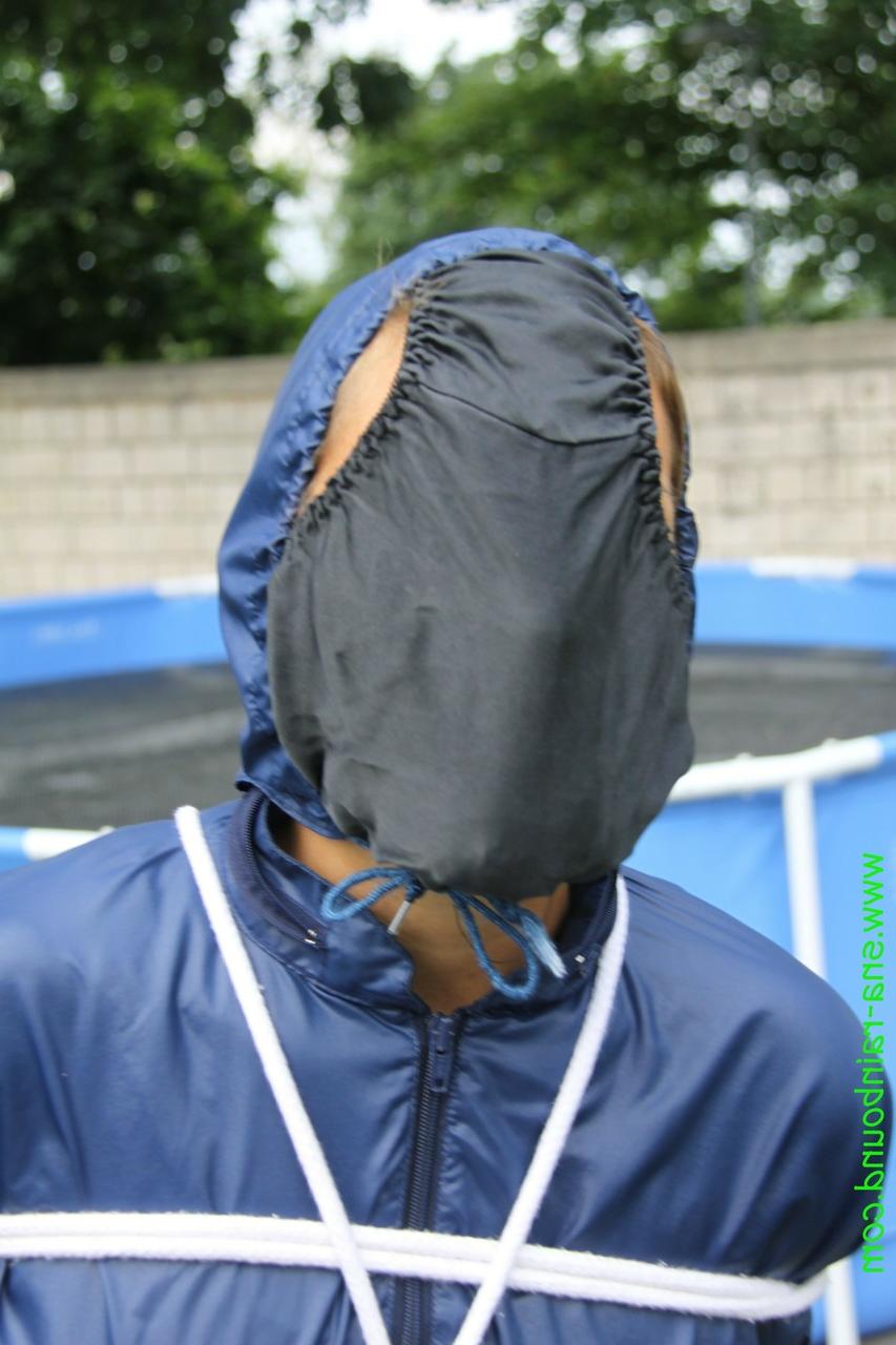 16P Chica blanca queda atada en ropa impermeable y con las bragas metidas en la boca