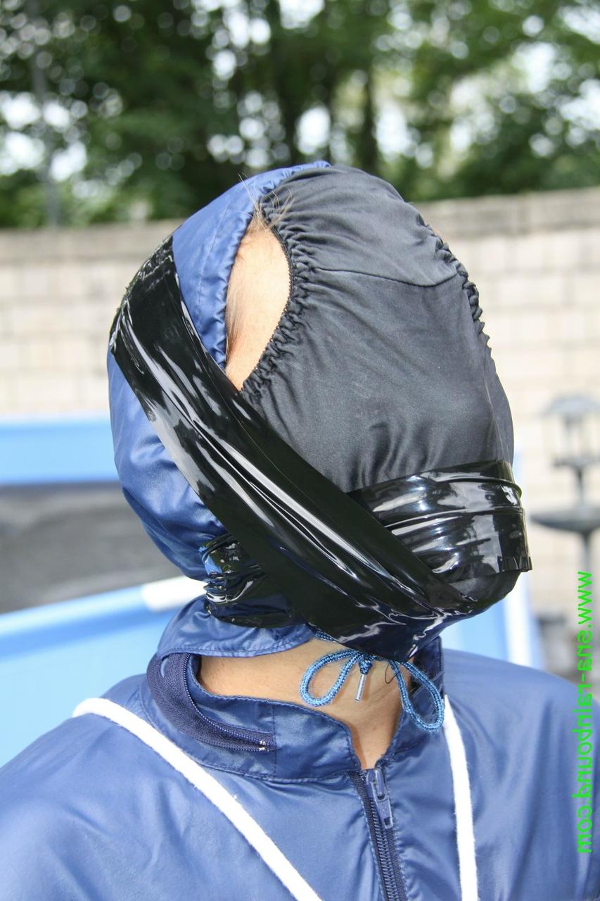 16P Chica blanca queda atada en ropa impermeable y con las bragas metidas en la boca