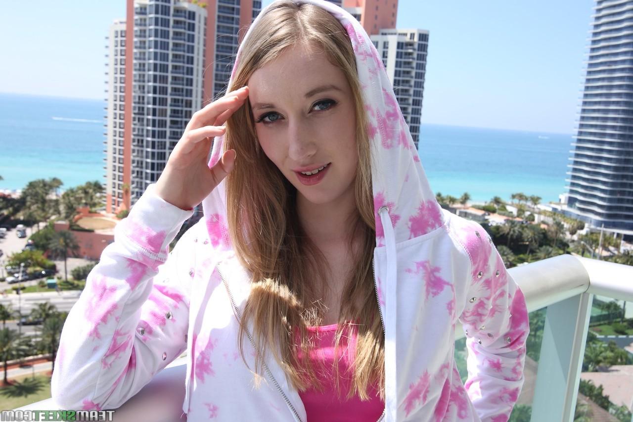 17P Die sexy Teenagerin Riley Reynolds posiert, bevor sie sich auszieht und ihren blassen Hintern zur Schau stellt