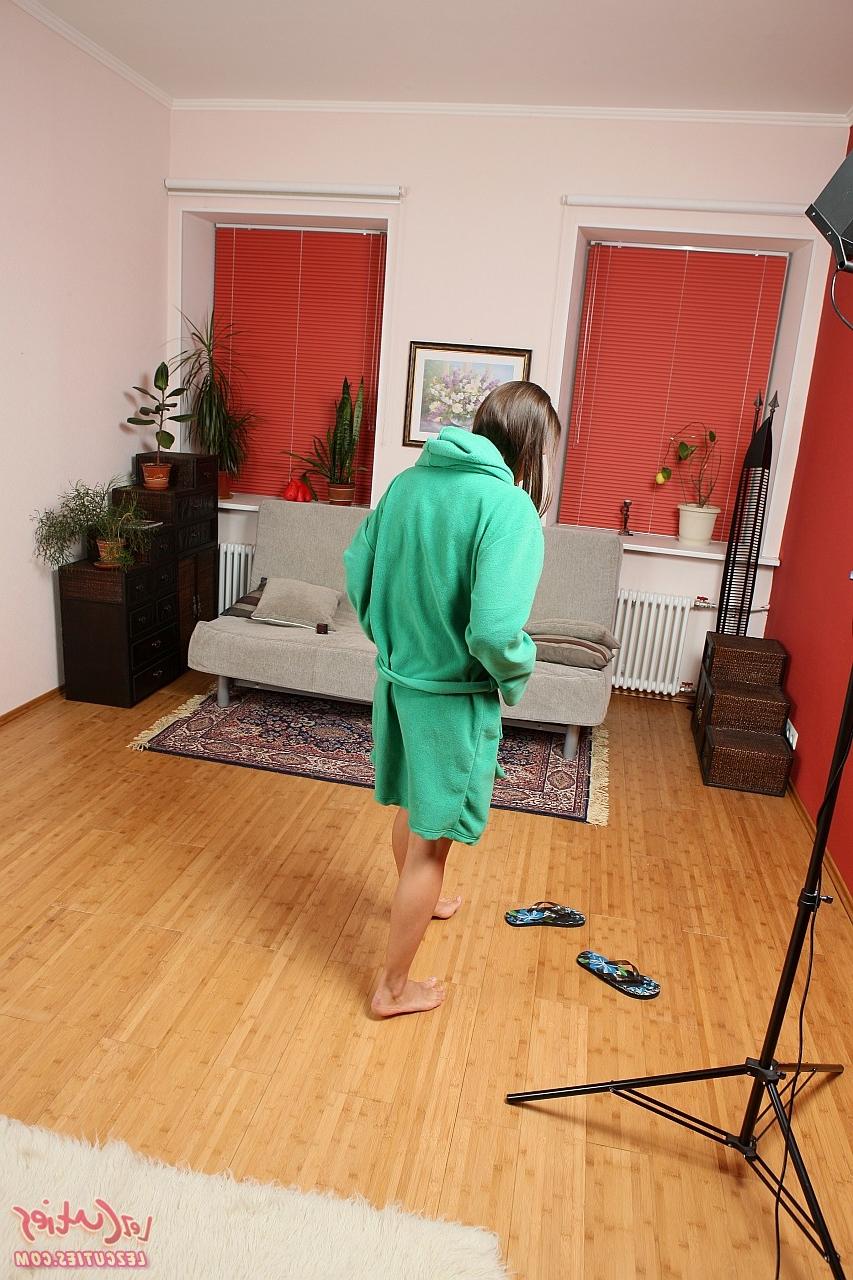 16P Zierlicher russischer Teenager mit winzigen Karate-Titten tritt splitternackt, um seine Muschi zu zeigen