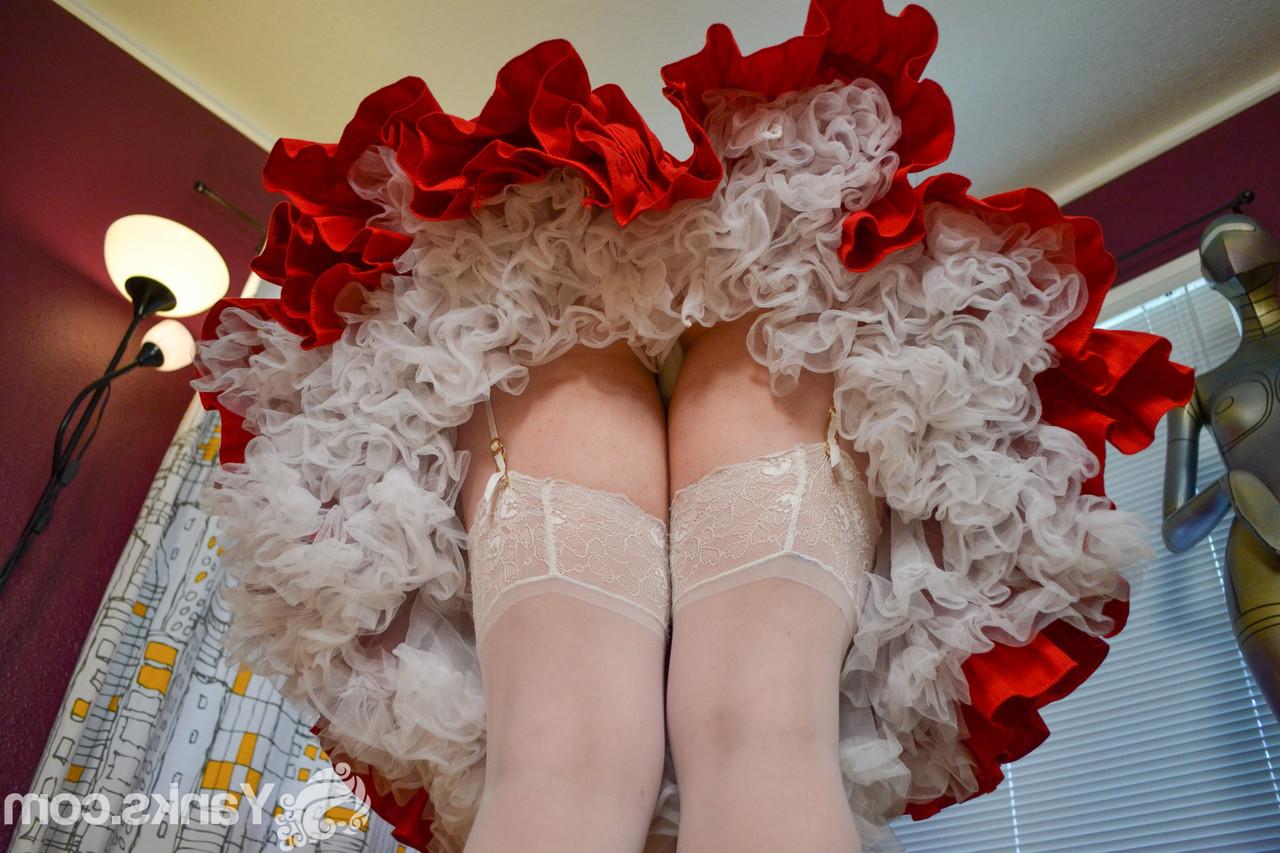 16P Une amatrice enlève sa tenue d'époque victorienne avant de baiser avec ses doigts.