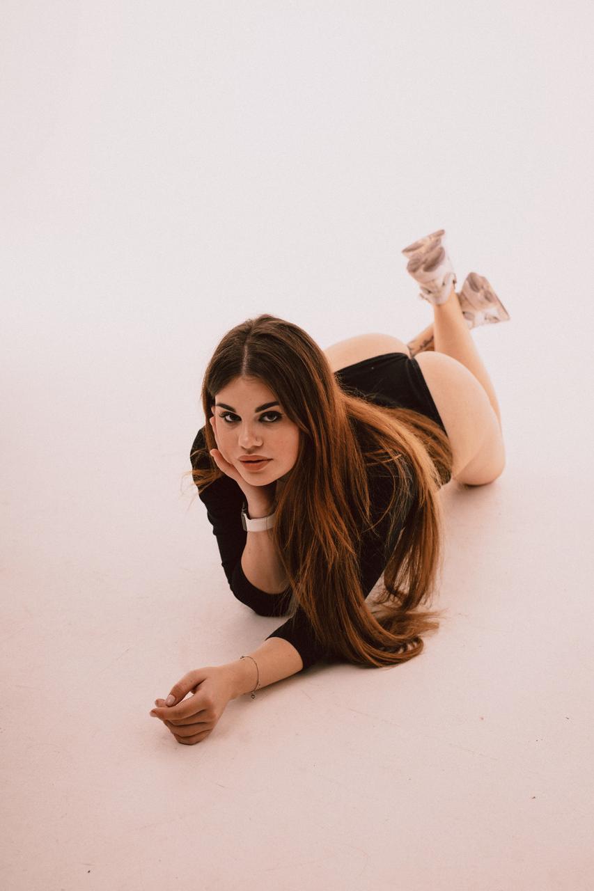 12P Das kurvige brünette Babe Patricia Bloom stellt ihren großen Hintern in einer sexy Zusammenstellung zur Schau