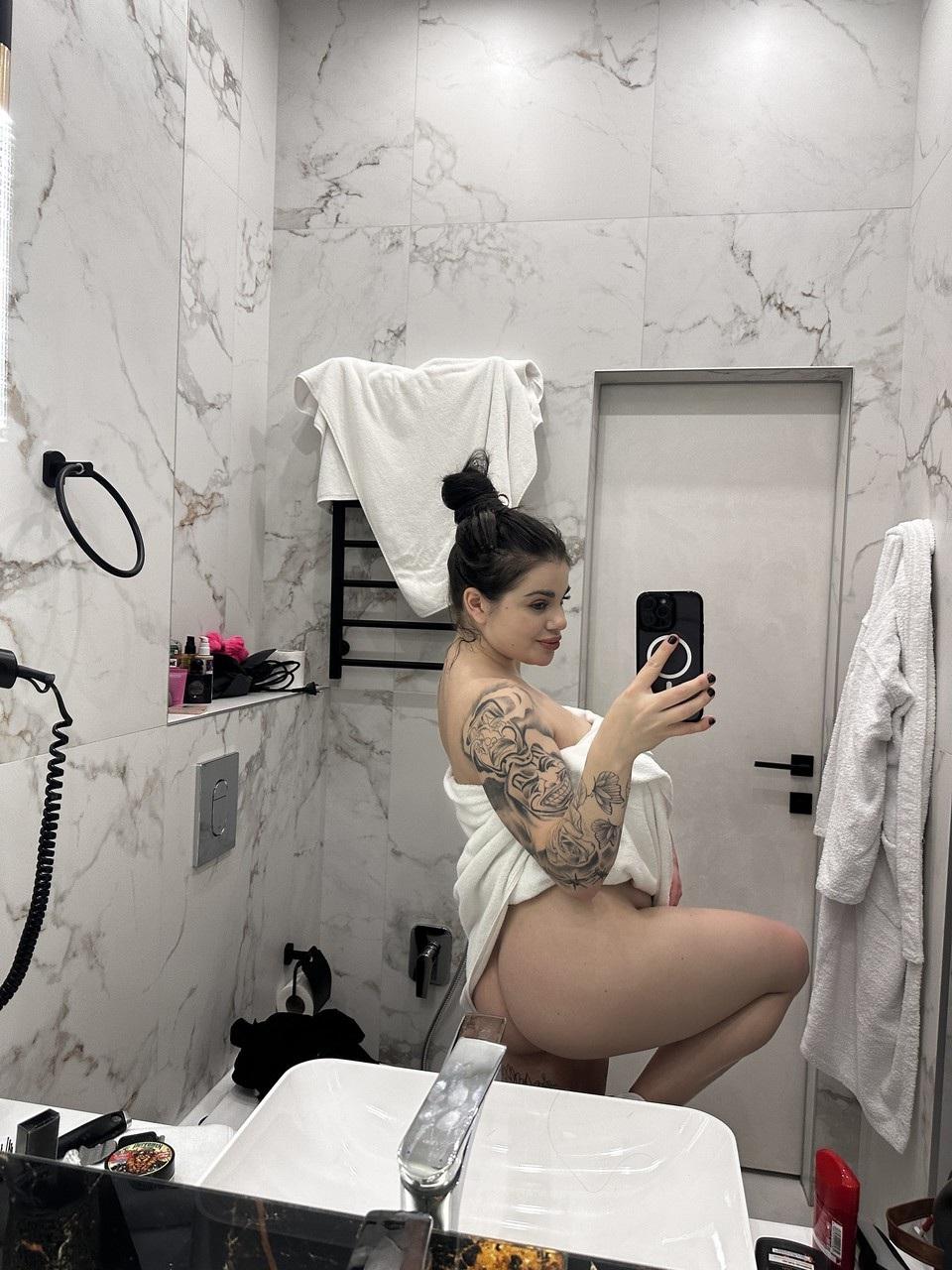 12P Das kurvige brünette Babe Patricia Bloom stellt ihren großen Hintern in einer sexy Zusammenstellung zur Schau