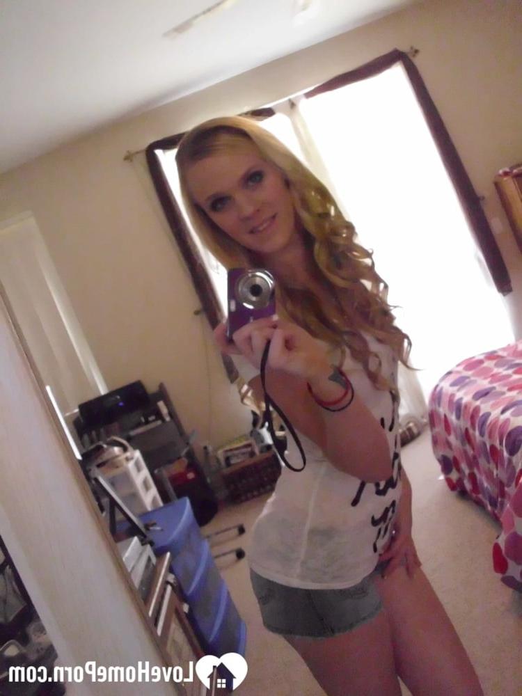 20P Erstaunliche Blondine macht Selfies von ihren natürlichen Brüsten und ihrem festen Hintern
